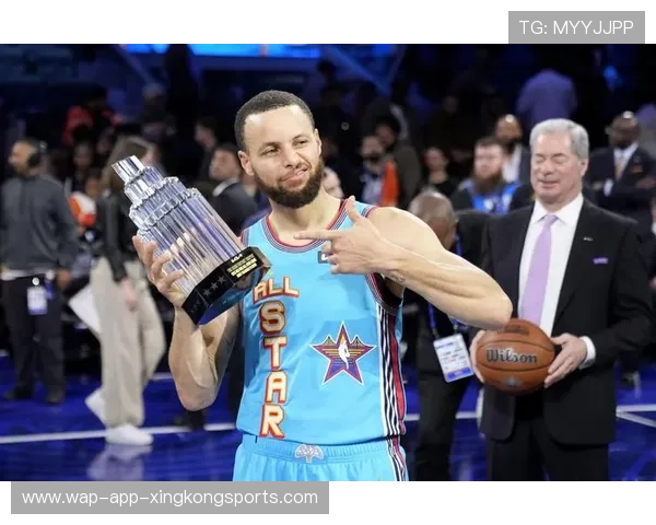 库里压哨三分再度命中,全场高呼不可思议 库里压哨三分再度命中,全场高呼不可思议