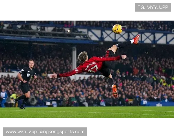 曼联外线冲击形成连续快攻，加纳乔持续吸引热议