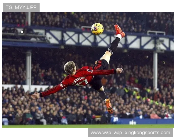 曼联快速长传创造良机，加纳乔挑射稍稍打偏